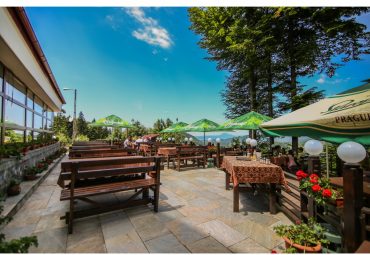 terasa hotel piatra craiului